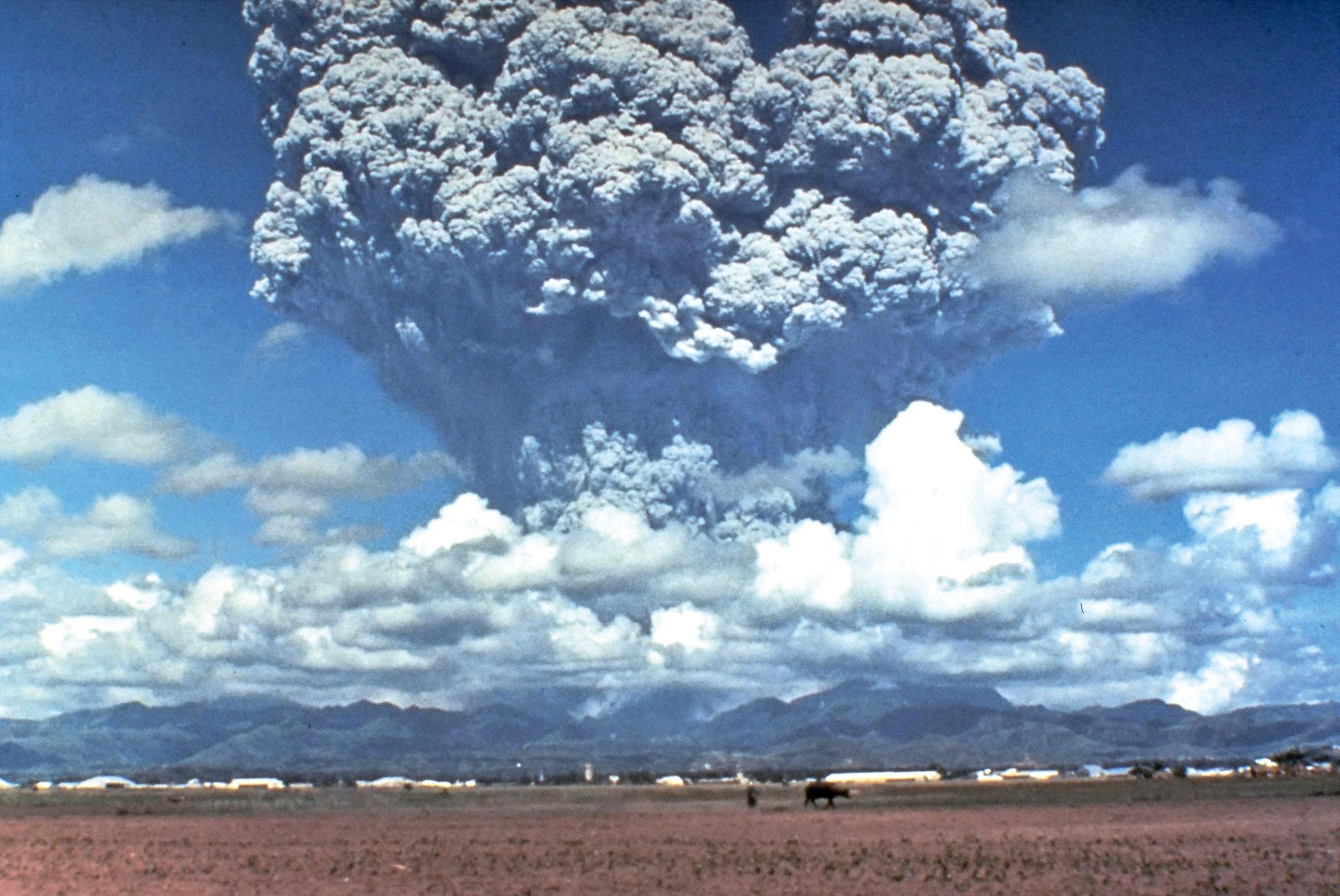 <stamp theme='svt-green1'>Doc. 4</stamp> Le panache de cendres de l’éruption du Pinatubo en 1991.