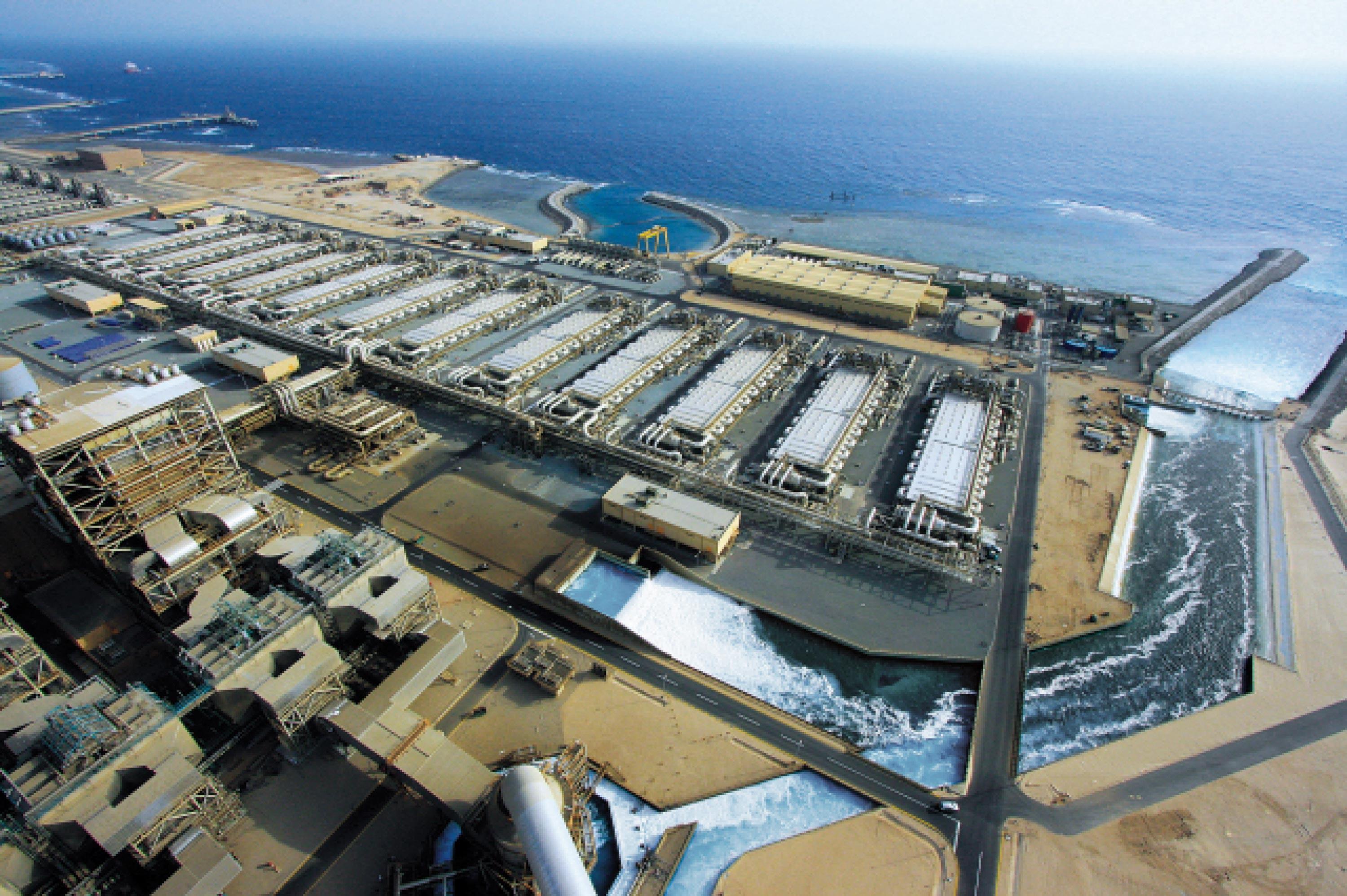 <stamp theme='svt-green1'>Doc. 1</stamp> Une usine de dessalement de l’eau de mer en Arabie saoudite.