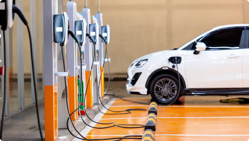 Voiture électrique qui charge