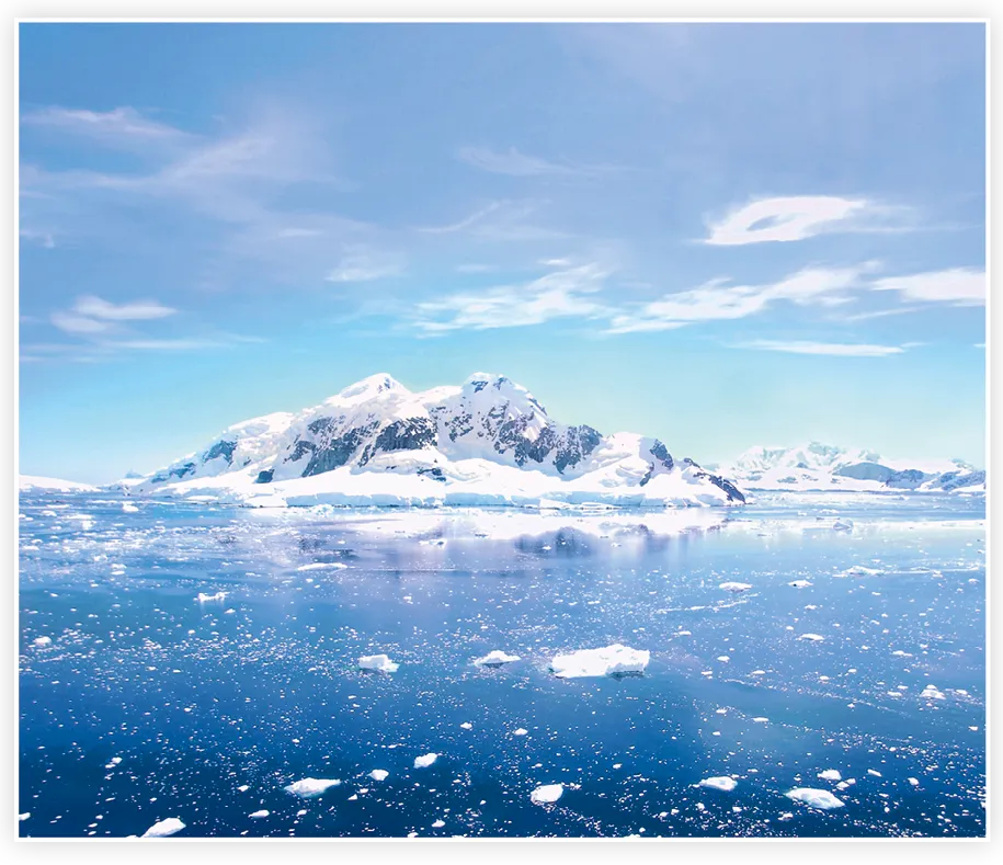 Vue de l'Antarctique avec des montagnes enneigées et des glaces flottantes
