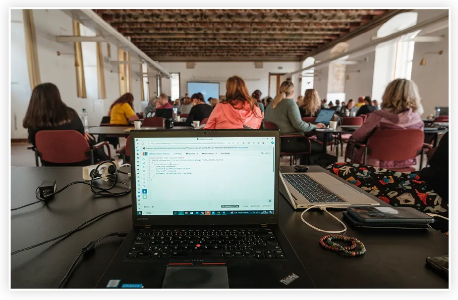 Salle de classe avec des étudiants travaillant sur des ordinateurs portables
