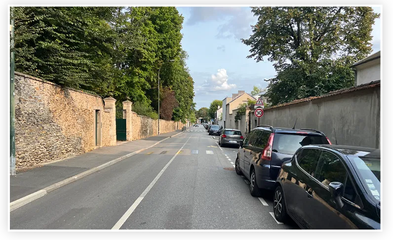 Une rue avec des voitures garées et des arbres