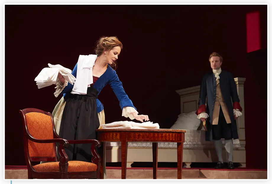 La Locandiera de Carlo Goldoni, mise en scène d'Alain Françon. Mirandolina (Florence Viala) et le Chevalier de Ripafratta (Stéphane Varupenne).