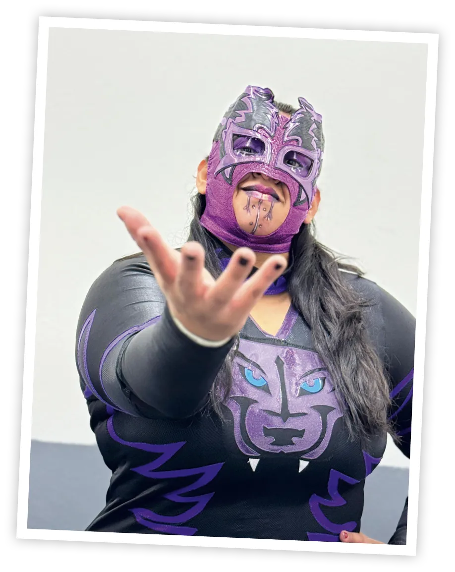 Luchadora en combinaison violette