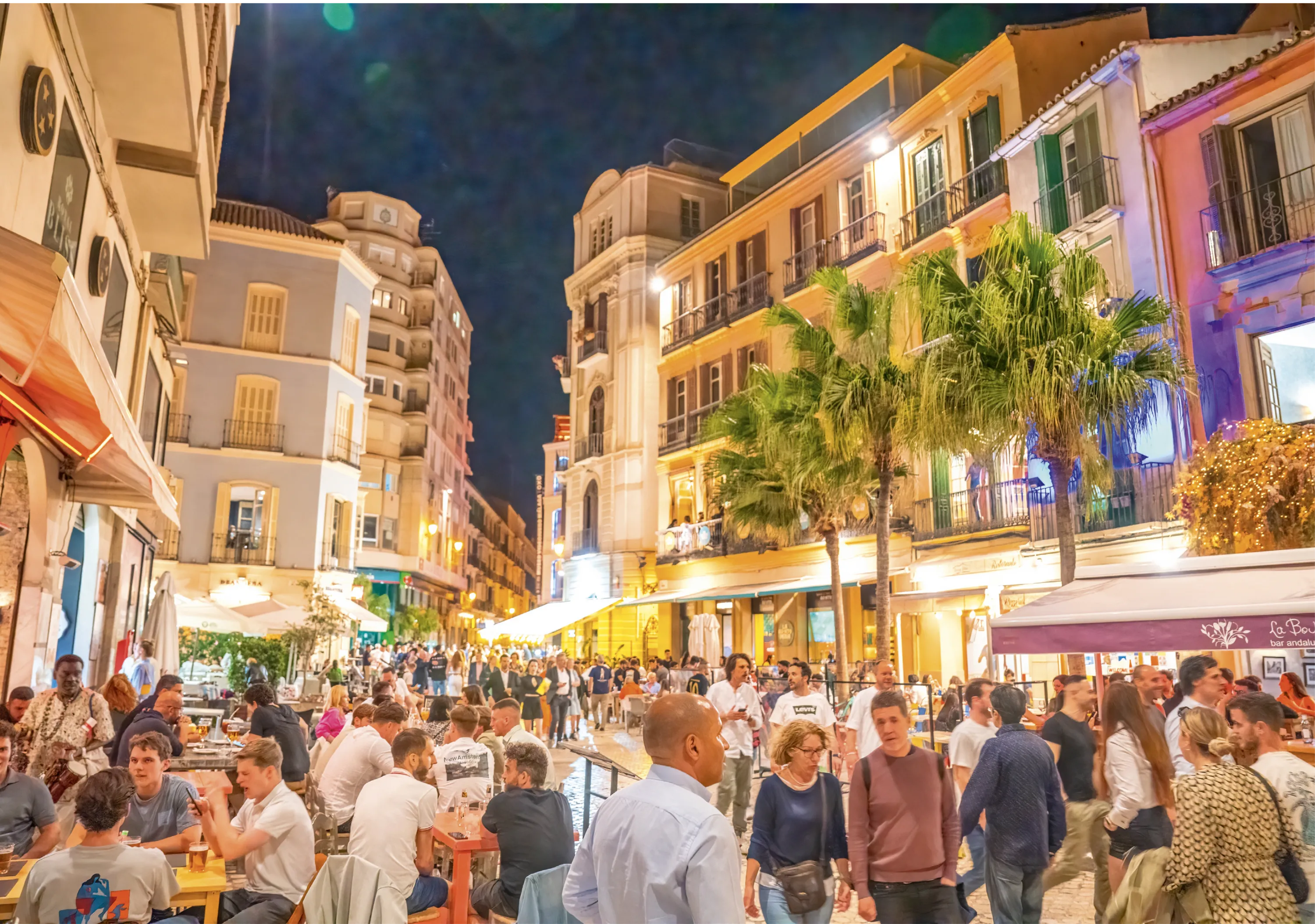 Paseo nocturno por una calle de Málaga, España, 2023.
