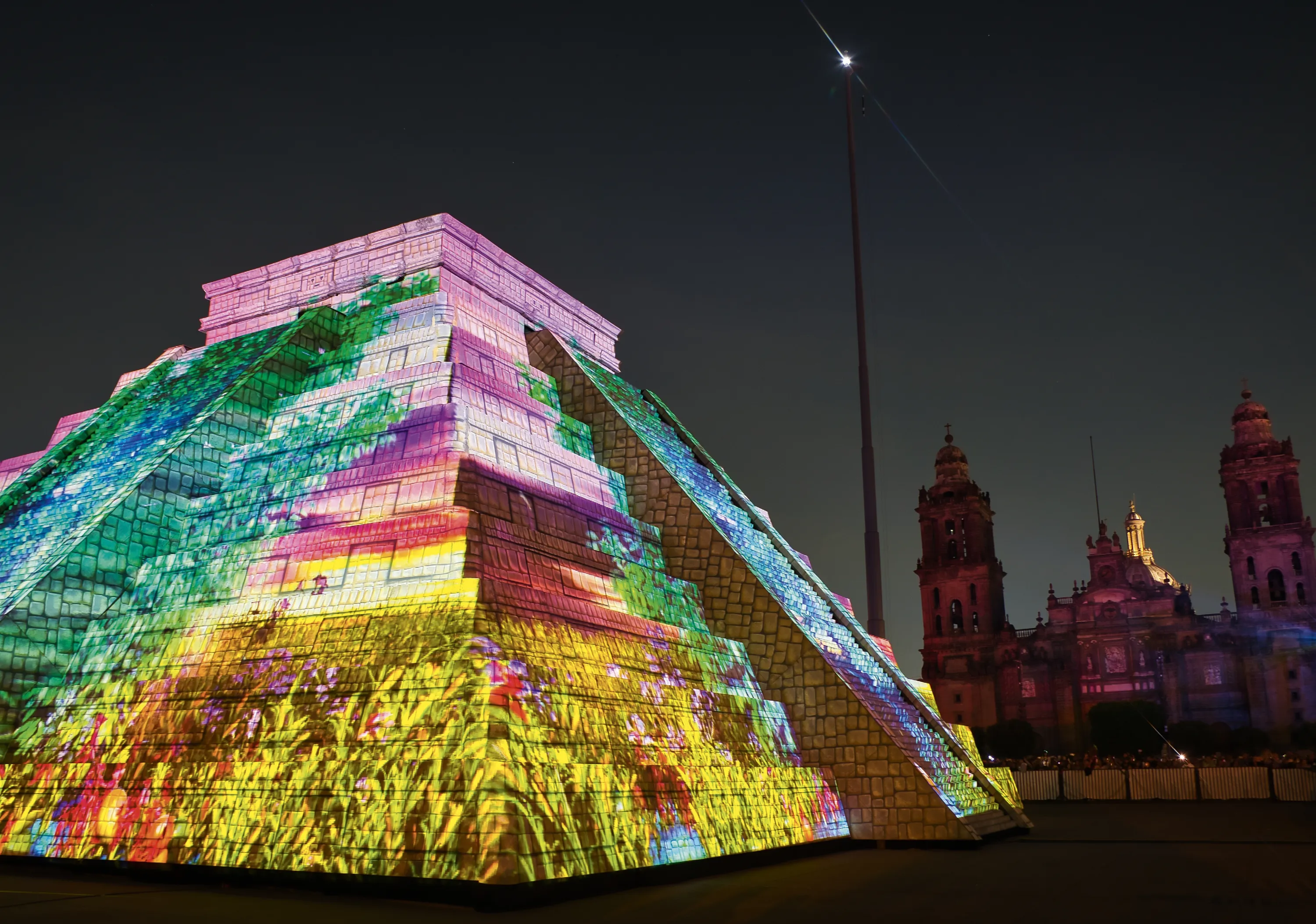 Réplica de la pirámide de Kukulcán en Zócalo de México DF, 2024.