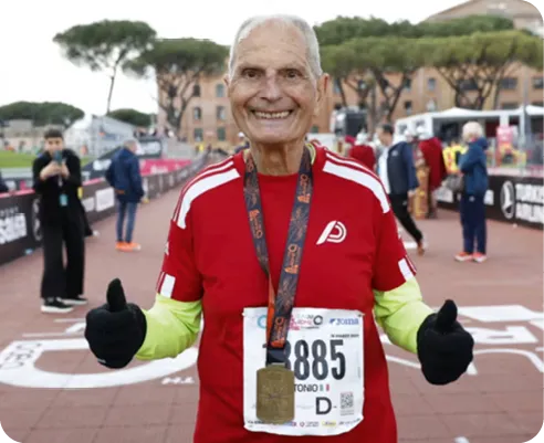 Coureur âgé en tenue rouge avec dossard 885 lors d'une course