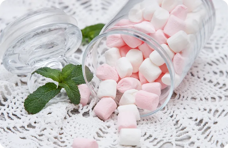 photo de bonbons blancs et roses