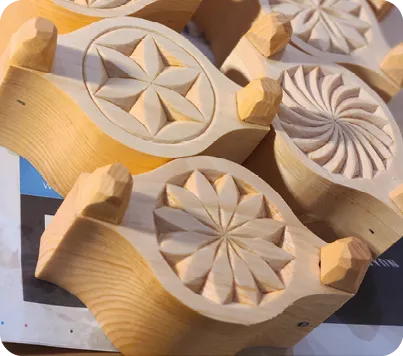 Rosaces sculptées dans le bois