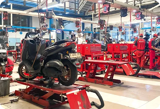 Photo d'une moto sur un lève-moto dans un atelier mécanique