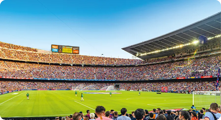 personnes regardant un match de football à l'intérieur du stade pendant la journée