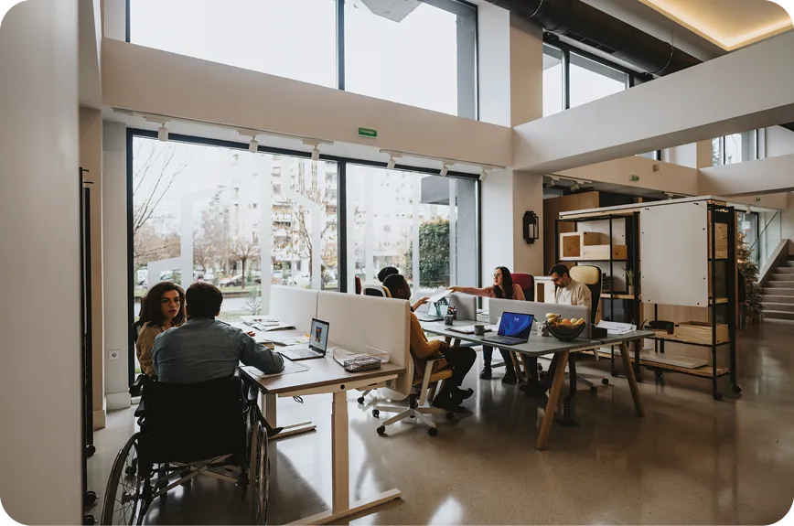Environnement de bureau contemporain avec un groupe diversifié de collègues.