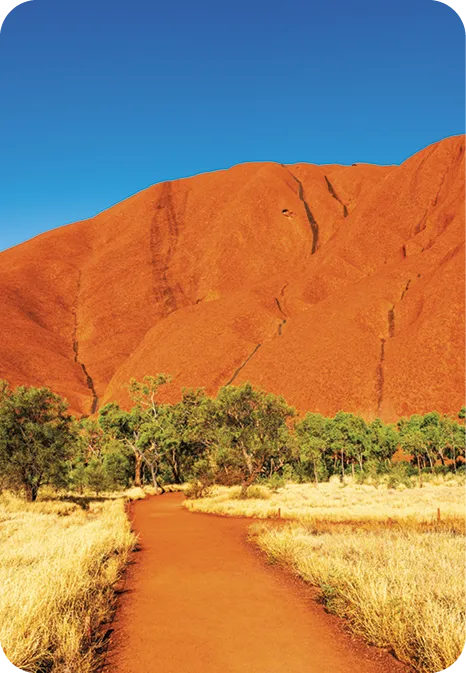 Le Rock Uluru Ayers, monolithe de grès sacré pour les Anangus, au coeur du centre rouge aride du Territoire du Nord, dans le parc national d'Uluru.