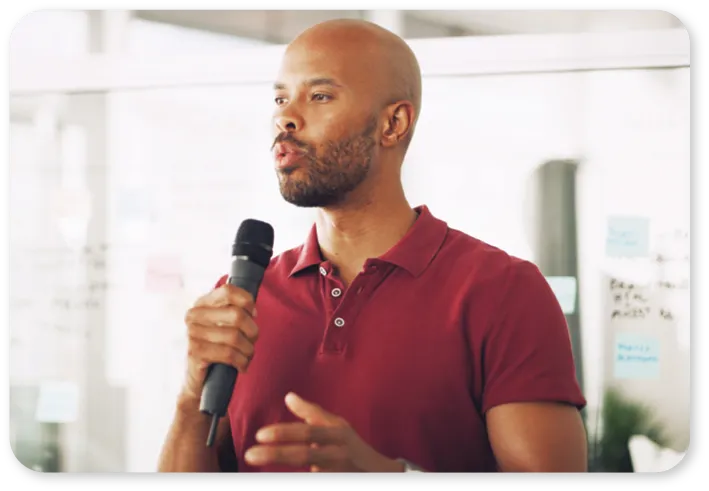 Présentation, conférencier et homme avec micro, discours ou information pour séminaire, formation ou créatif.