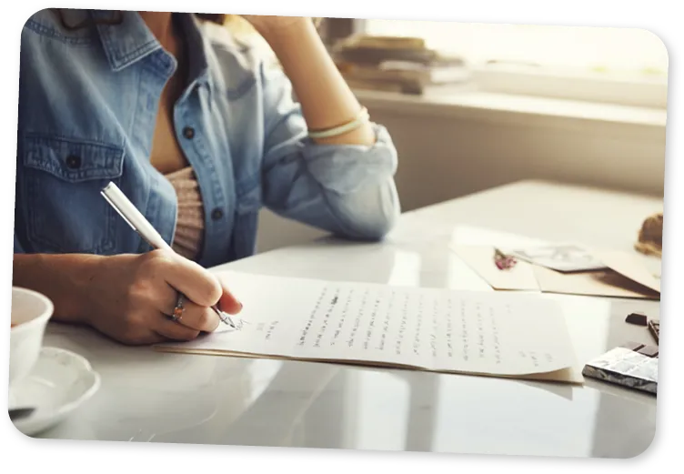 Concept d'enveloppe de lettre de femme.