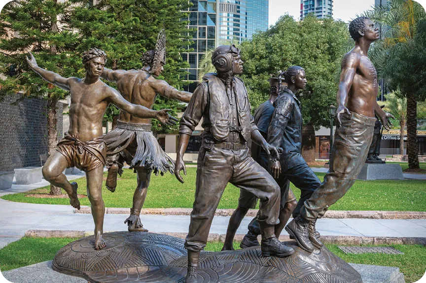 Sculpture en bronze à la mémoire du personnel militaire aborigène et insulaire du détroit de Torres à Anzac Square, Brisbane, Queensland, Australie.