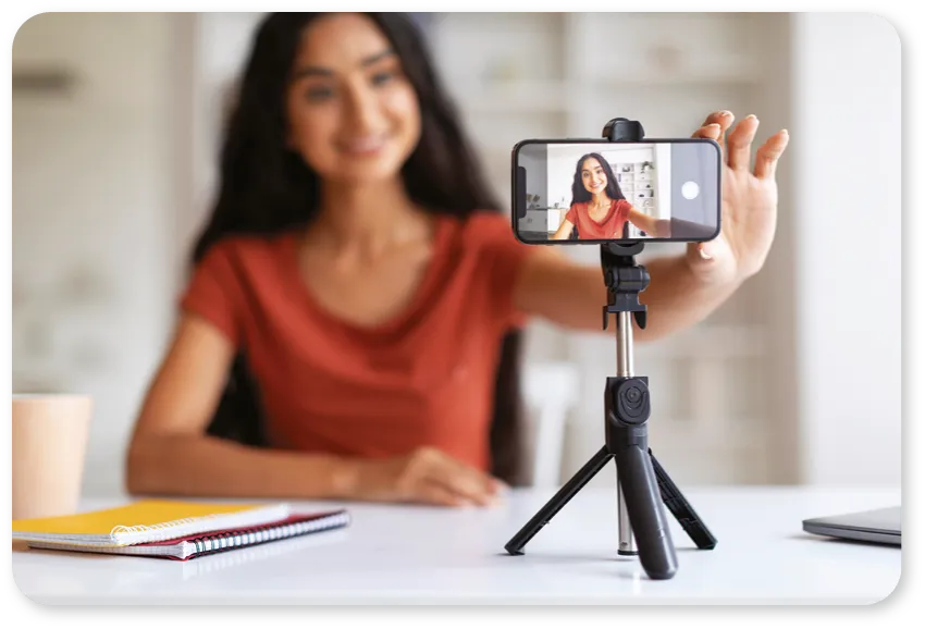 Blogueuse filmant du contenu vidéo pour les médias sociaux à la maison.