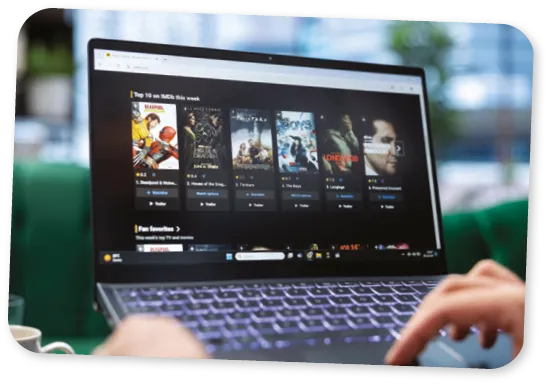 Top 10 des films à la mode sur la page Web d'IMDb, la lecture des critiques critiques et la consultation de la note de film avant de choisir un à regarder.