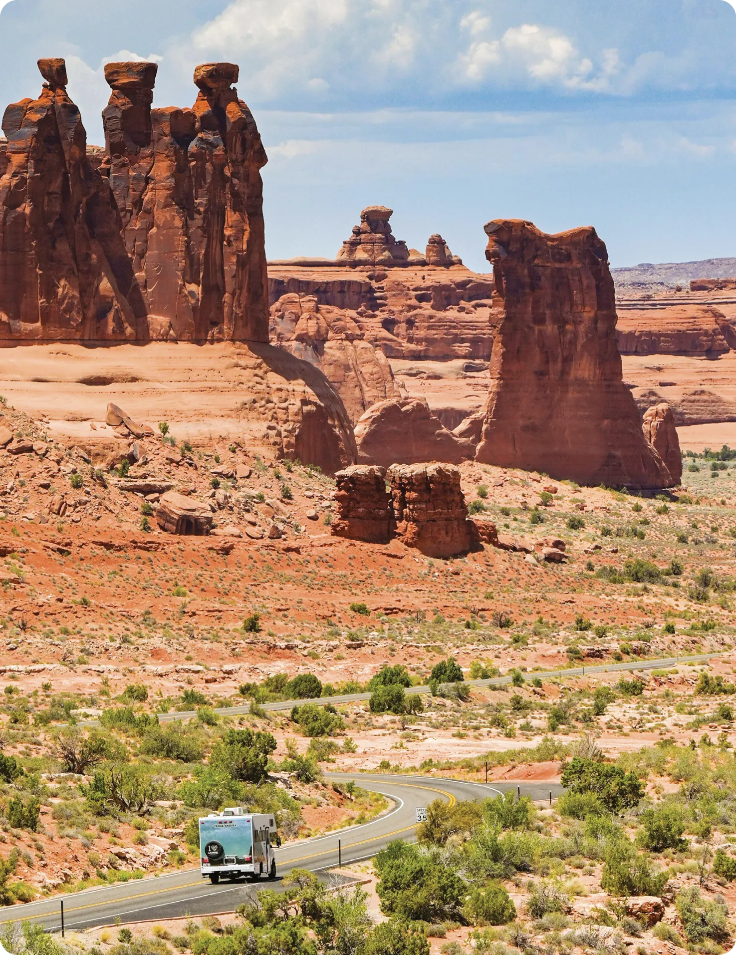 Moab, Utah, États-Unis - 25 mai 2025 : camping-car conduisant à travers des paysages spectaculaires dans le parc national des Arches à Moab