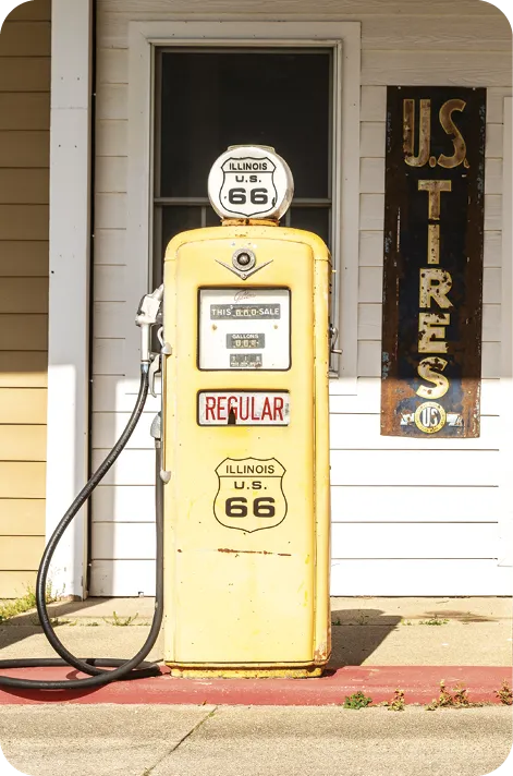 Vintage station-service avec de vieilles pompes à essence et d'autres souvenirs vintage sur l'ancienne Route 66.