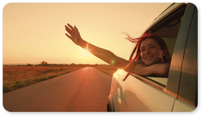 Belles balades de jeune passager en voiture, sourires, vagues main de la fenêtre de la voiture.