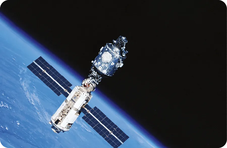 Un satellite spatial au-dessus de la surface de la Terre.
