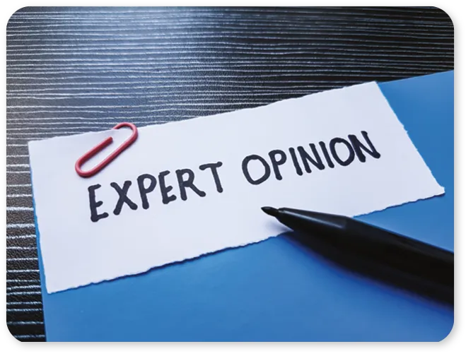 Opinion d'expert écrivant sur fond de table.