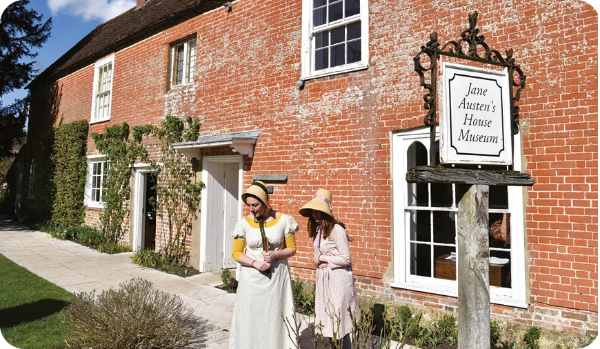 Maison de Jane Austen & Musée avec 2 femmes en costume régence de la période (1811-20), près de Alton, Chawton, Hampshire, Royaume-Uni.