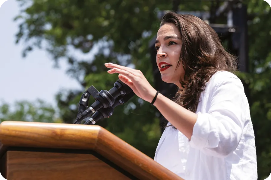 Alexandria Ocasio-Cortez, membre du Congrès, s'exprime lors d'un rassemblement dans le Bronx avec l'AOC, Bernie et le Jamaal en de la réélection du Jamaal Bowman au Congrès à St. Mary's Park à Nouvel York le 22 juin 2024.
