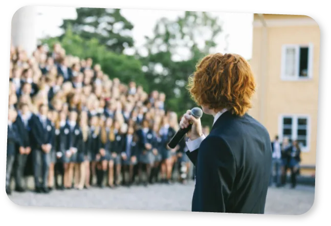 L'étudiant fait un discours à l'école.