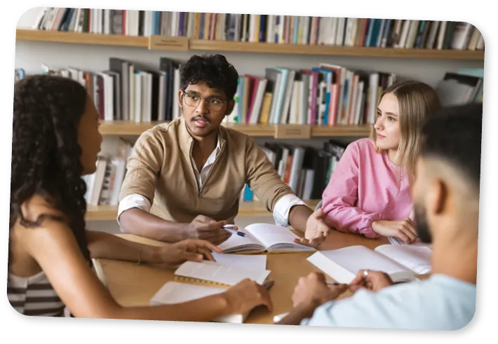 Étudiants d'université ou de lycée discutant de projets.