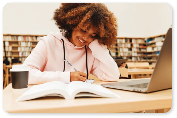 Étudiante à la bibliothèque.