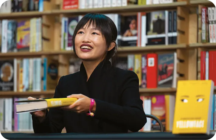 La romancière américaine Rebecca F. Kuang photographiée au Cheltenham Literature Festival au Royaume-Uni.