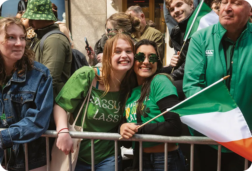 Atmosphère pendant la parade annuelle de la Saint Patrick sur la Cinquième Avenue à New York le 16 mars 2024.