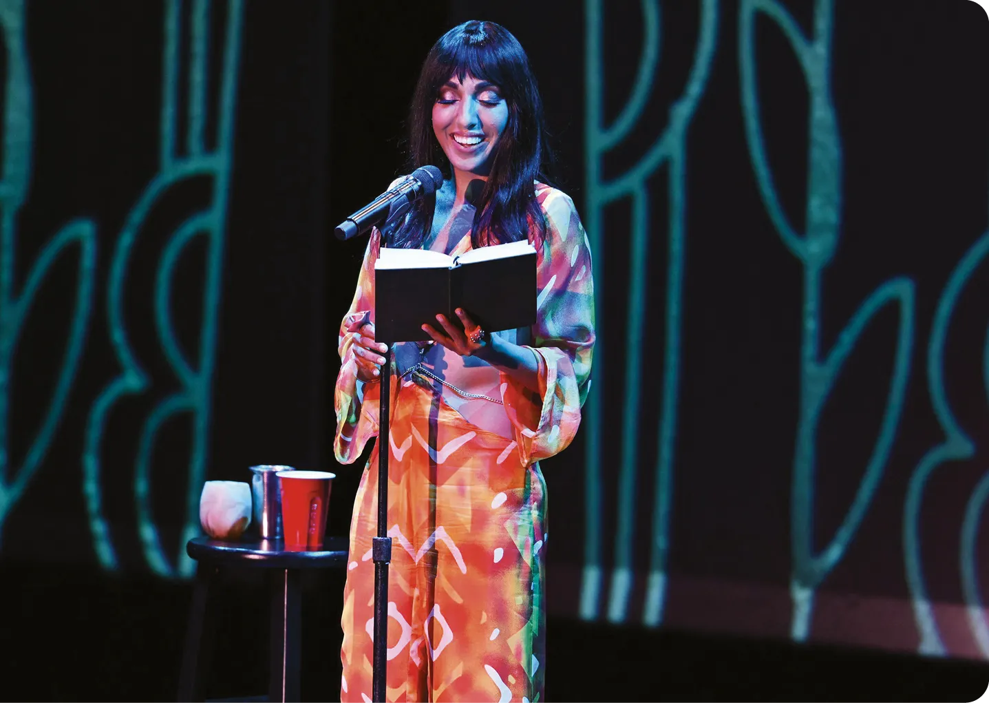 Rupi Kaur se produit au cours de sa tournée mondiale au Parker on 28 juin 2022 à fort Lauderdale en Floride.