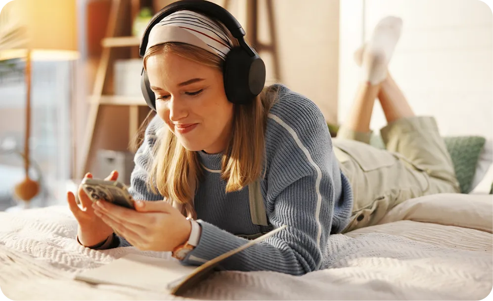 Chambre, heureux et personne écoutant de l'audio, de la radio et de la musique.