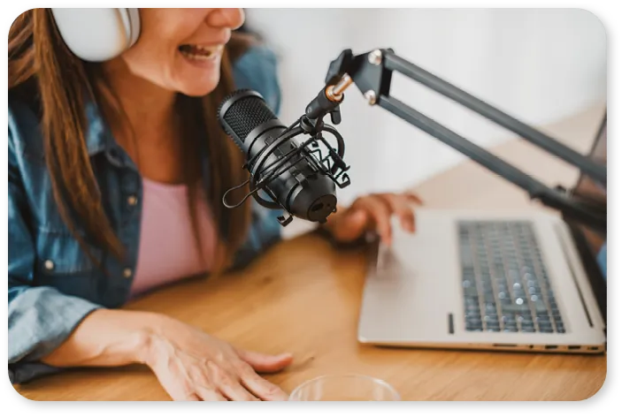 Femme au casque enregistrant un podcast.