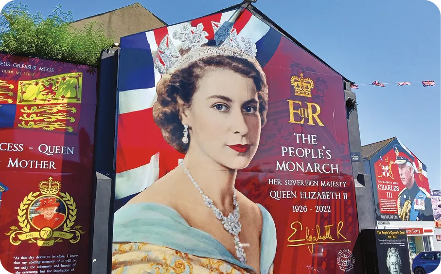 La route Shankill de Belfast porte un géant pour honorer et se souvenir de la reine après son décès le 8 septembre 2022.