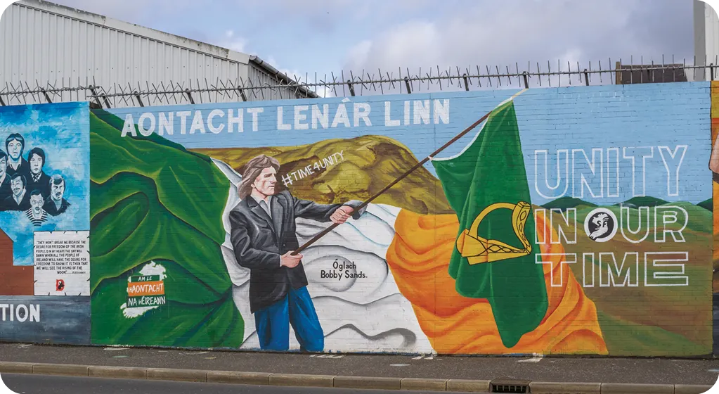 Le Mur de Solidarité est une série de fresques murales exprimant la sympathie des Républicains, entre autres, avec les Palestiniens, les Kurdes et les Basques.