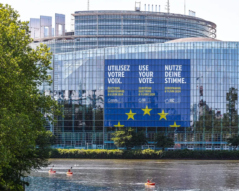 Panneau exposé sur la façade du Parlement européen à Strasbourg