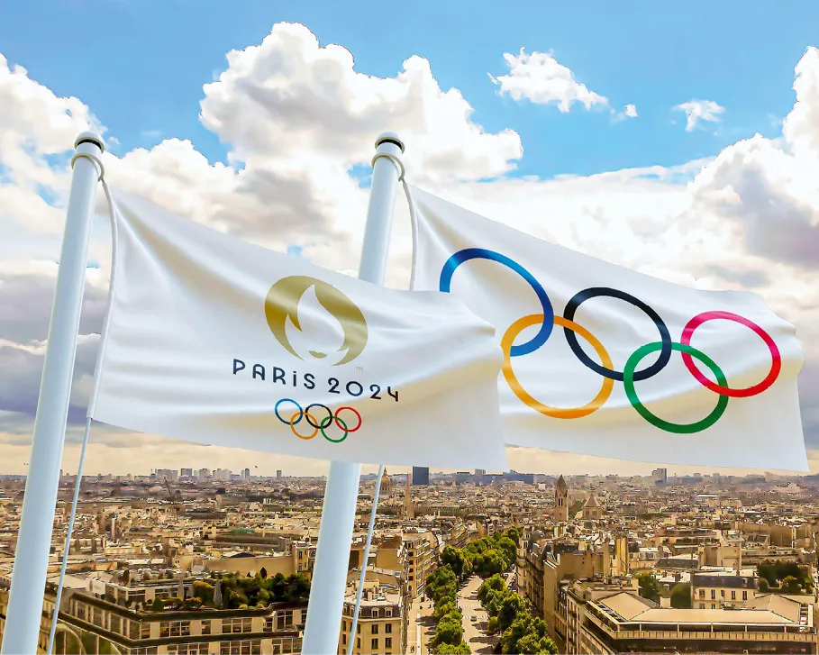 Drapeau olympique flottant au-dessus des toits de Paris