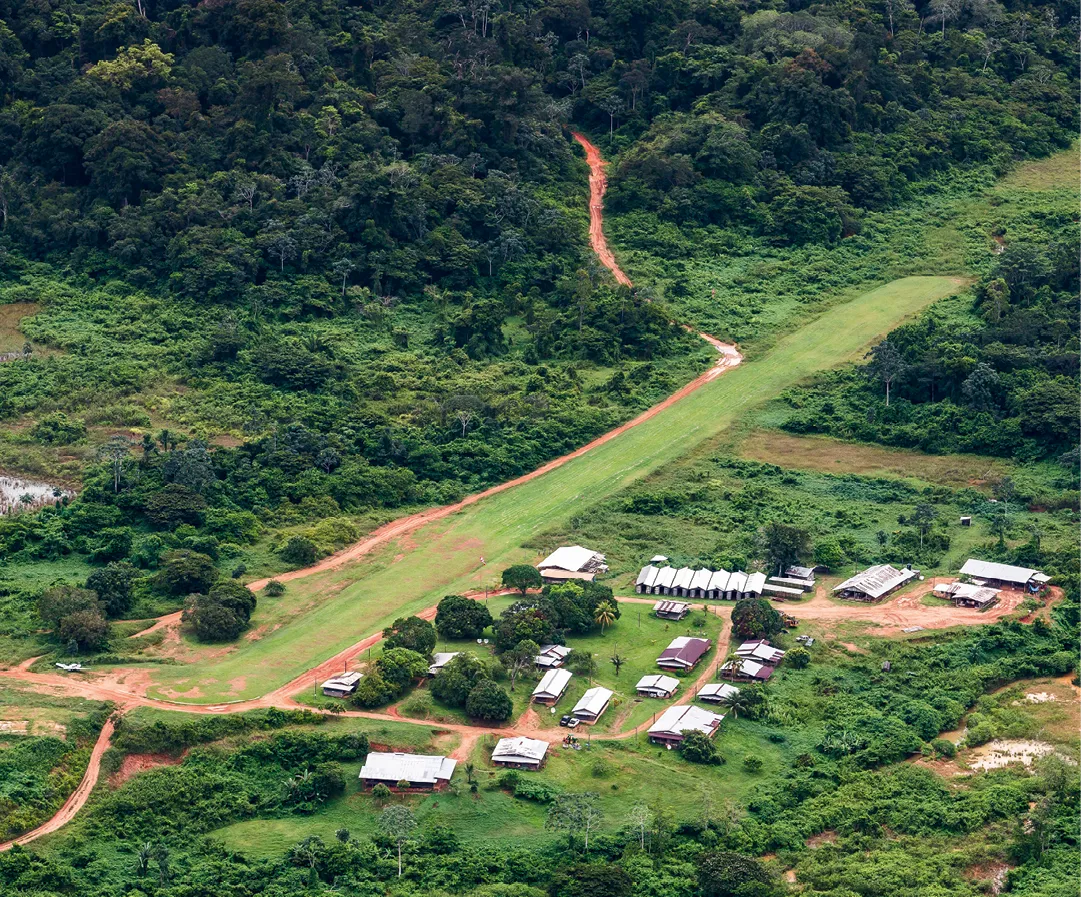 Vue aérienne du camp de base Montagne d'or, à l'ouest de Cayenne, 12 octobre 2017