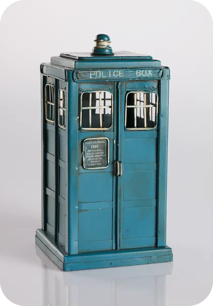 Le TARDIS (Time And Relative Dimension In Space) de Doctor Who, série créée par Sydney Newman, Cecil Edwin Webber et Donald Wilson, 1963-2024