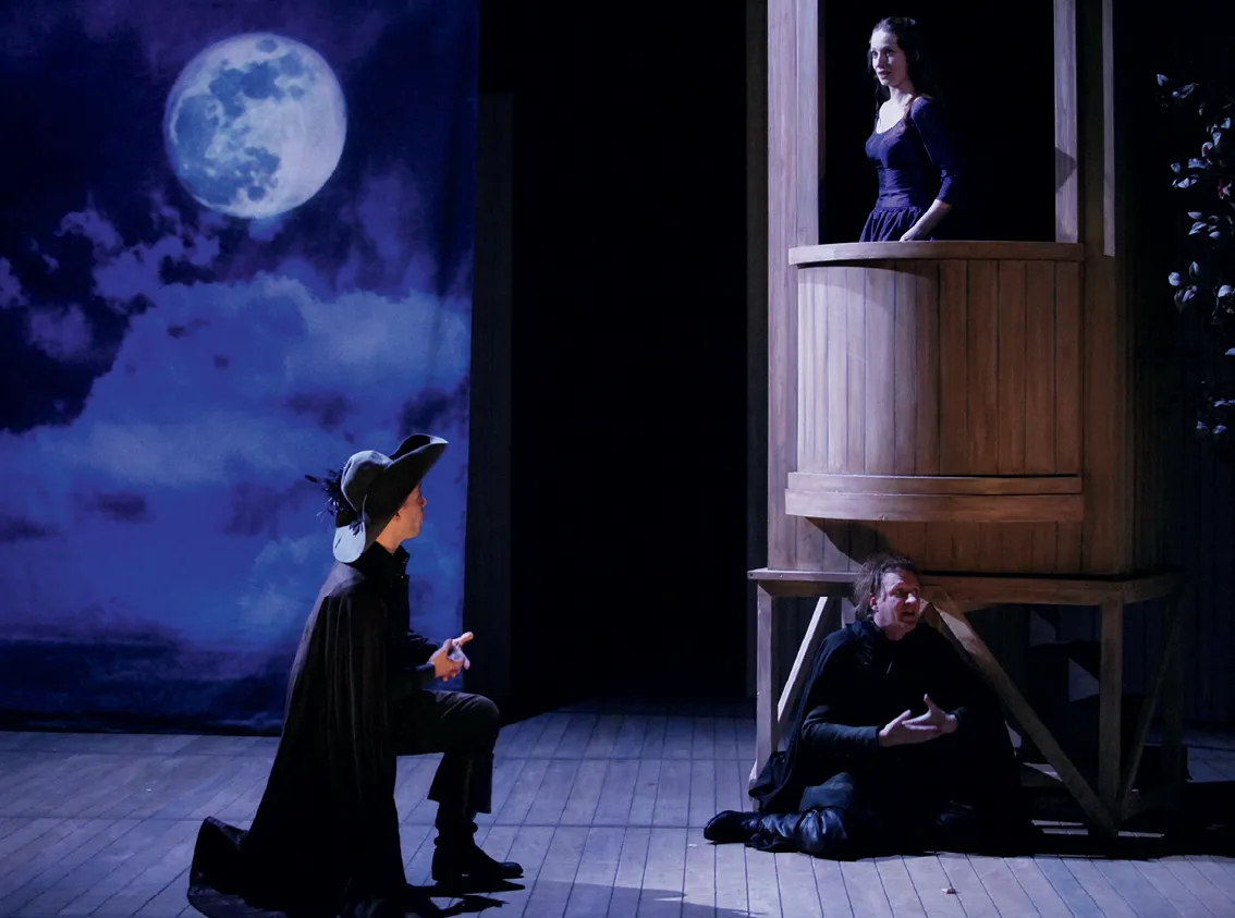 Mise en scène de Cyrano de Bergerac par Gilles Bouillon,
Théâtre de la Tempête, Paris, 2010, avec Thibaut Corrion (Christian),
Christophe Brault (Cyrano) et Emmanuelle Wion (Roxane).