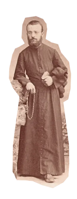 Photographie sépia d'un prêtre catholique tenant un chapelet. Il porte une longue robe et a une expression sérieuse.
