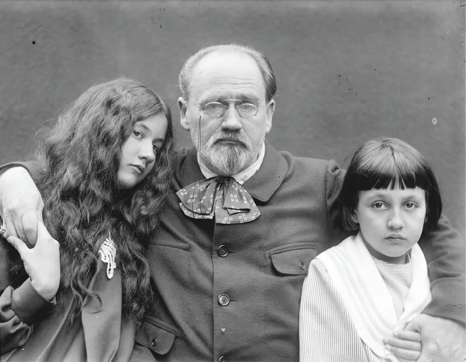 Photographie noir et blanc d'Émile Zola avec ses enfants, Denise et Jacques, vers 1902.