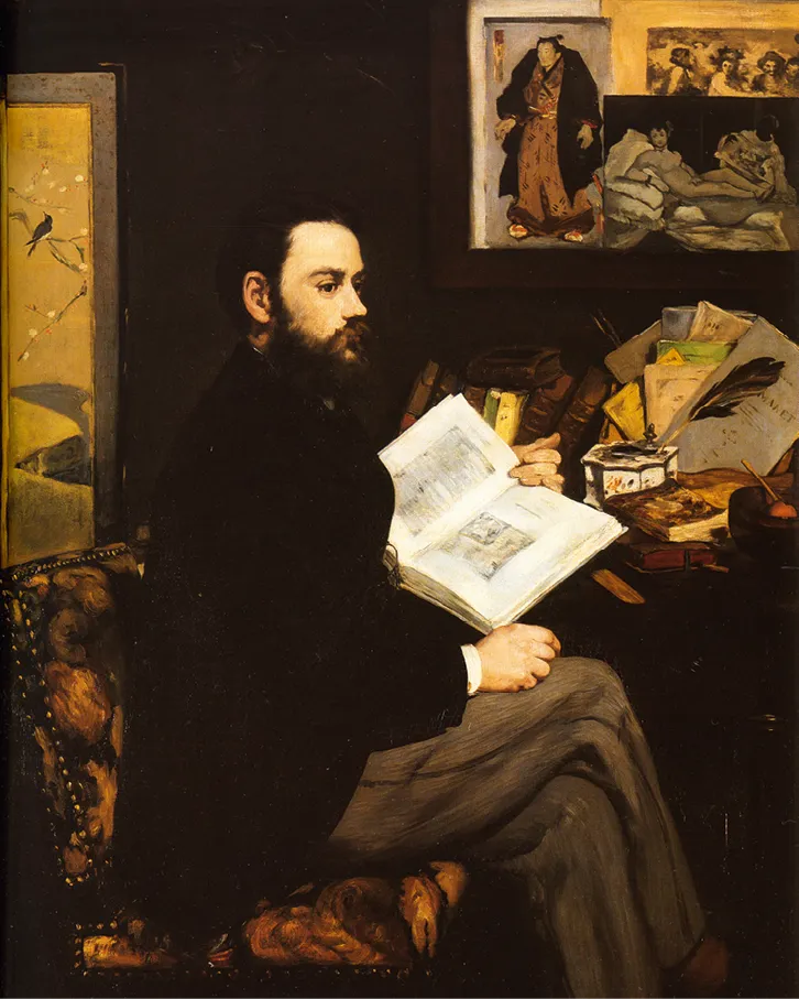 Peinture à l'huile d'Émile Zola lisant dans son atelier. Objets sur une table, estampes au mur.