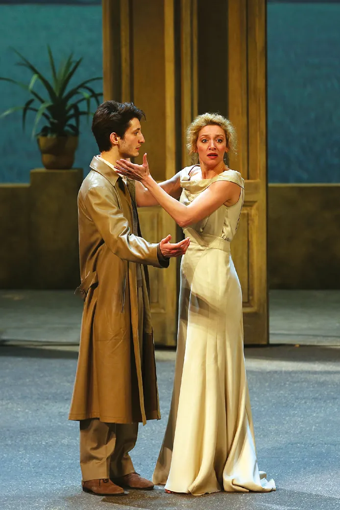 Photographie de scène de théâtre : Elsa Lepoivre et Pierre Niney dans Phèdre, Comédie-Française 2013.  Mise en scène intense.