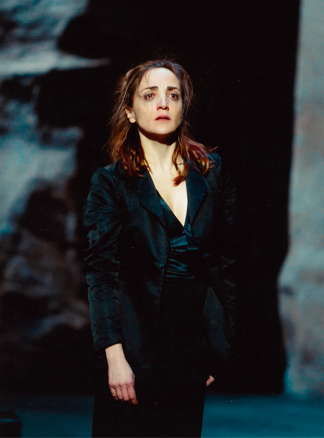 Photographie de Dominique Blanc, Phèdre, en costume sombre, expression dramatique. Mise en scène Patrice Chéreau, Odéon-Théâtre de l'Europe, 2003.