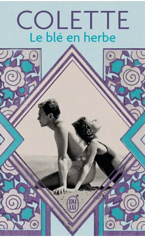 Couverture du livre &quotLe blé en herbe" de Colette : photo monochrome d'un jeune couple assis dos à dos sur une plage, encadrée d'un motif Art déco.